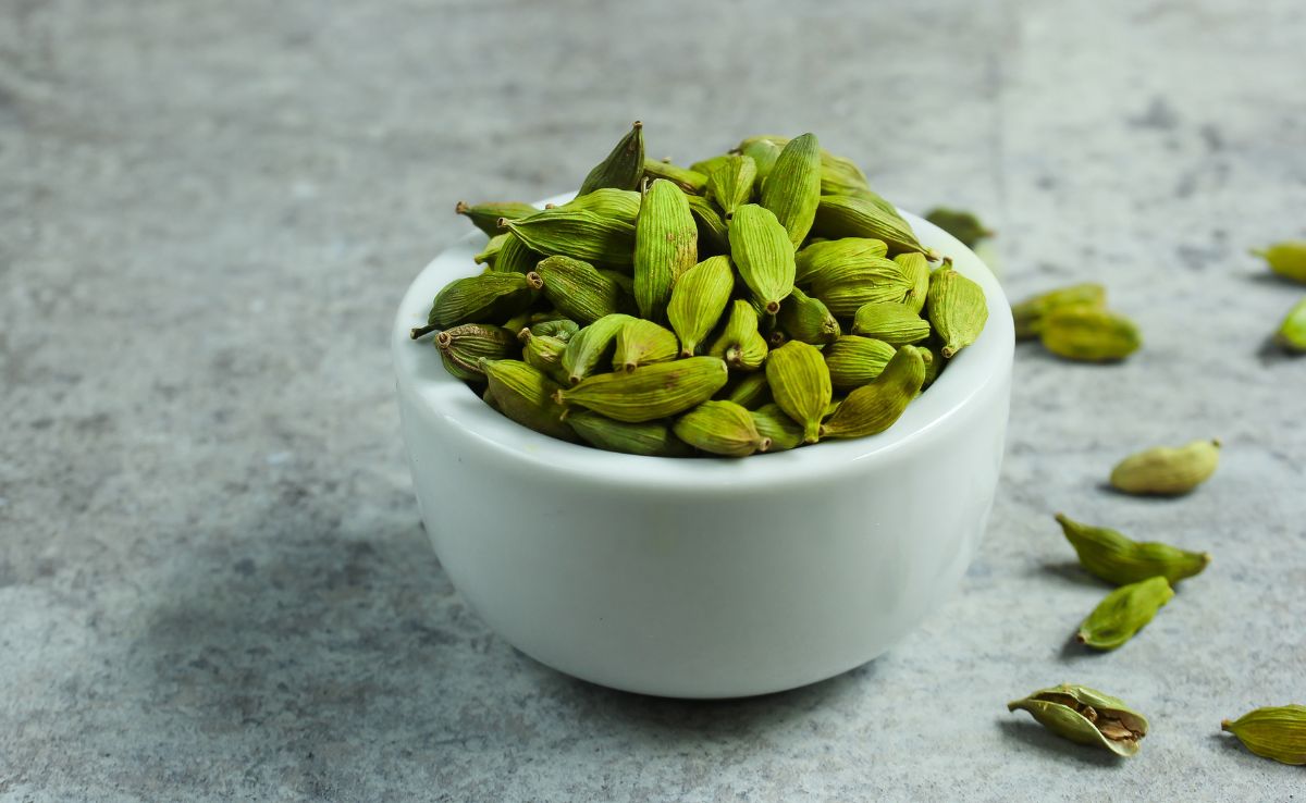 सुबह खाली पेट इलायची का पानी पीने से क्या होता है?