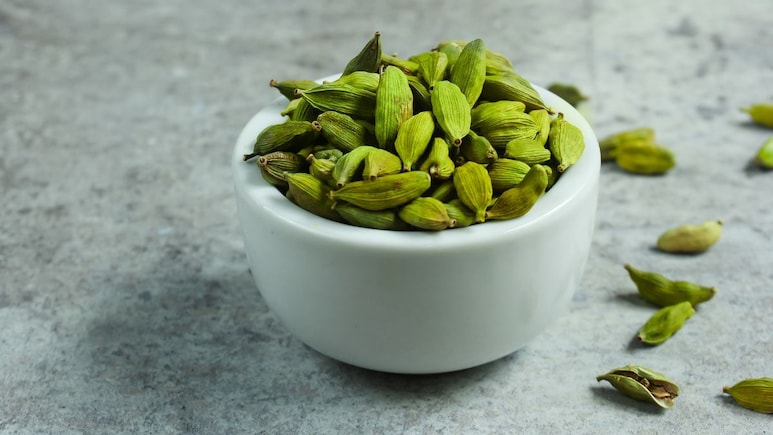 सुबह खाली पेट इलायची का पानी पीने से क्या होता है? सुबह खाली पेट इलायची का पानी पीने से क्या होता है?