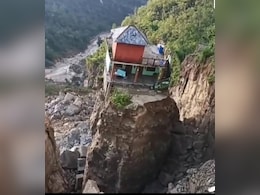 हिमाचल में बादल फटने के बाद चट्टान पर टिके इस मकान का क्या हुआ जानिए पूरी कहानी? हिमाचल में बादल फटने के बाद चट्टान पर टिके इस मकान का क्या हुआ जानिए पूरी कहानी?