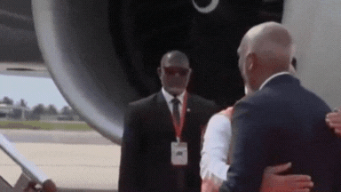 एयरपोर्ट पर खड़े थे मुइज्जू, आगे बढ़ लगाया गले... PM मोदी का मालदीव में हुआ भव्य स्वागत