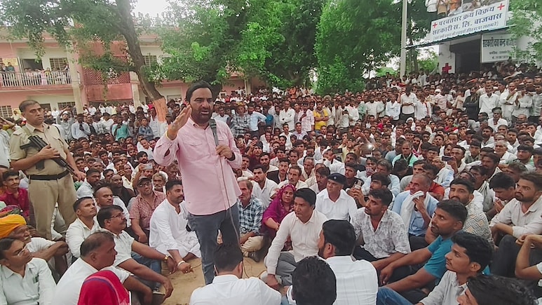 Rajasthan: युवक की संदिग्ध मौत के मामले में 3 दिन चला धरना, हनुमान बेनीवाल ने की समझाइश, देर रात बनी बात Rajasthan: युवक की संदिग्ध मौत के मामले में 3 दिन चला धरना, हनुमान बेनीवाल ने की समझाइश, देर रात बनी बात
