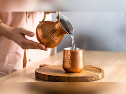 बारिश के मौसम में वरदान है 'तांबे' के बर्तन में रखा पीना, जानें इसके फायदे  बारिश के मौसम में वरदान है 'तांबे' के बर्तन में रखा पीना, जानें इसके फायदे