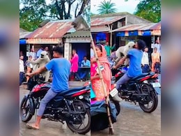 बाइक पर बिठाया लंगूर, अगले ही पल दिखाया जंगली रूप, चेहरे पर मारा झपट्टा, वीडियो में देखें खौफनाक हमला