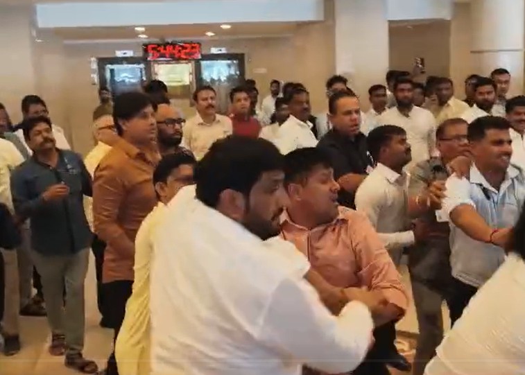 महाराष्ट्र विधानसभा परिसर में बीजेपी और शरद पवार की पार्टी के विधायकों के बीच हुई मारपीट