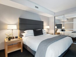 Why Do Hotel Rooms Never Have Ceiling Fans? 5 Surprising Reasons