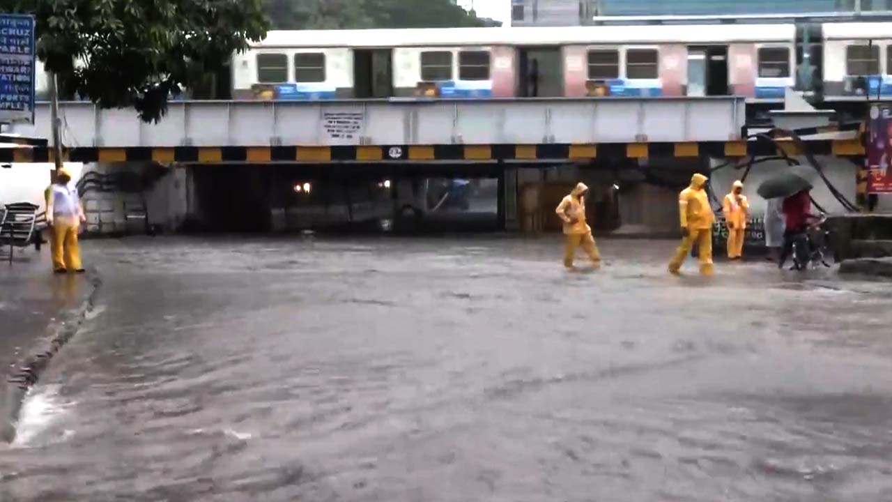 Heavy Rain Lashes Mumbai, Triggers Waterlogging