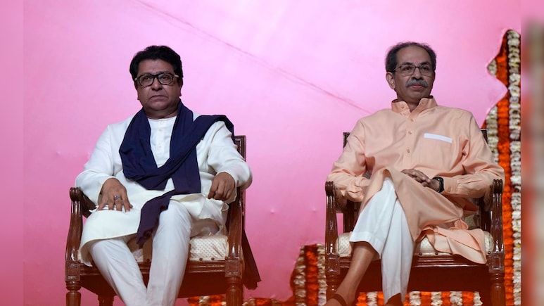 Raj Thackeray: 'मातोश्री'वर बंधुभेट! राज ठाकरे- उद्धव ठाकरेंच्या भेटीला, गळाभेट घेत दिल्या खास शुभेच्छा
