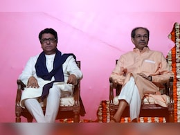 Raj Thackeray: 'मातोश्री'वर बंधुभेट! राज ठाकरे- उद्धव ठाकरेंच्या भेटीला, गळाभेट घेत दिल्या खास शुभेच्छा Raj Thackeray: 'मातोश्री'वर बंधुभेट! राज ठाकरे- उद्धव ठाकरेंच्या भेटीला, गळाभेट घेत दिल्या खास शुभेच्छा