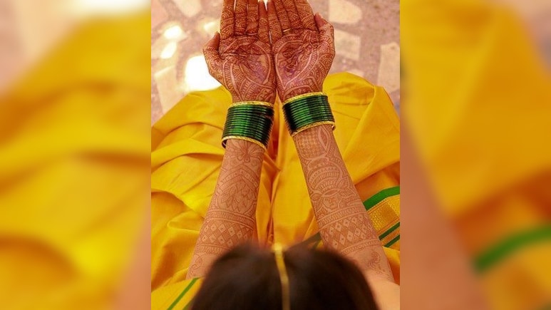सावन माह में किस दिन खरीदनी चाहिए हरी चूड़ी और पहनने का क्या है सही नियम, जानिए यहां