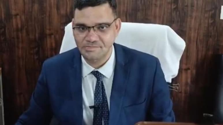 IAS अफसर ने कान पकड़कर उठक-बैठक लगाई, वकीलों से मांगी माफी, जानिए क्या है पूरा मामला IAS अफसर ने कान पकड़कर उठक-बैठक लगाई, वकीलों से मांगी माफी, जानिए क्या है पूरा मामला