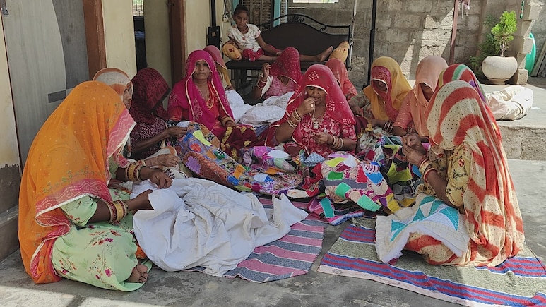 Barmer News: पाकिस्तान से विस्थापित महिलाएं अपने साथ लाई हैं यह बेहतरीन कला, लेकिन सरकारी मदद अब भी दूर Barmer News: पाकिस्तान से विस्थापित महिलाएं अपने साथ लाई हैं यह बेहतरीन कला, लेकिन सरकारी मदद अब भी दूर