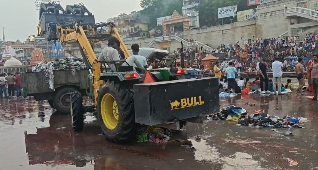 हरिद्वार में कावड़िए छोड़ गए हजारों मेट्रिक टन कूड़ा, सफाई में लगे 1 हजार से अधिक कर्मचारी- देखें तस्वीरें
