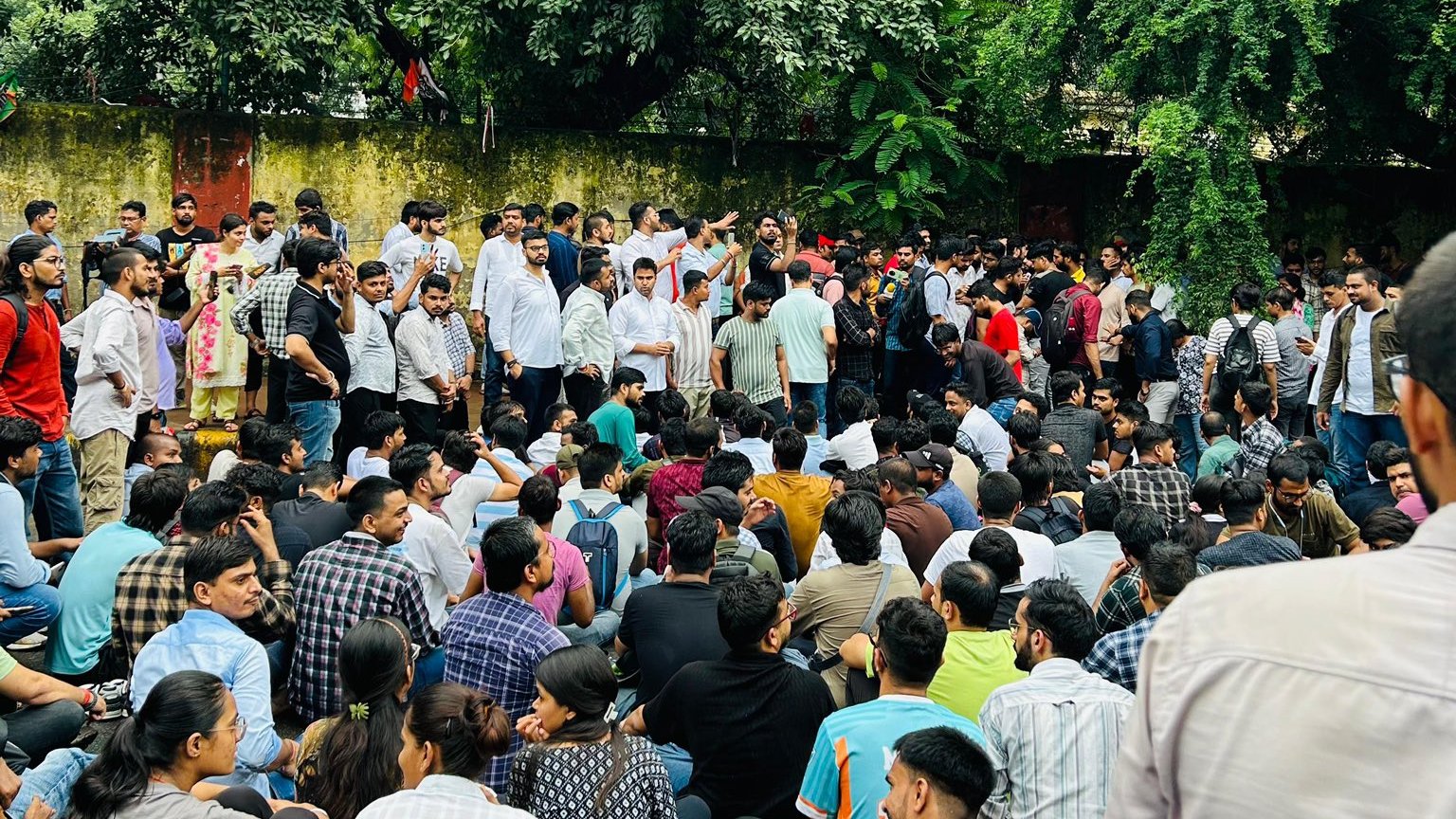 कानपुर के छात्र का कर्नाटक में सेंटर... दिल्ली में SSC परीक्षार्थियों के धरने का कारण समझिए