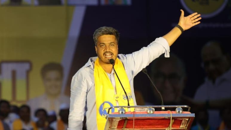 Rohit Pawar Viral Video: आवाज खाली! शहाणपणा करायचा नाही!! पोलीस स्टेशनमध्ये ड्रामा Rohit Pawar Viral Video: आवाज खाली! शहाणपणा करायचा नाही!! पोलीस स्टेशनमध्ये ड्रामा