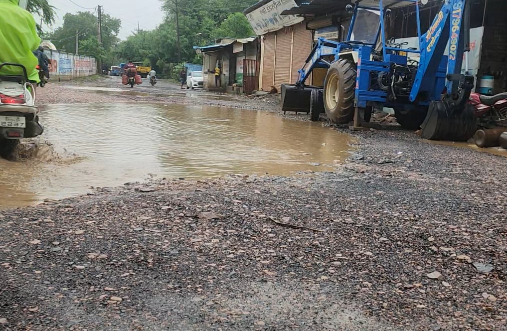बारिश के पानी में बह गया डामर बारिश के पानी में बह गया डामर
