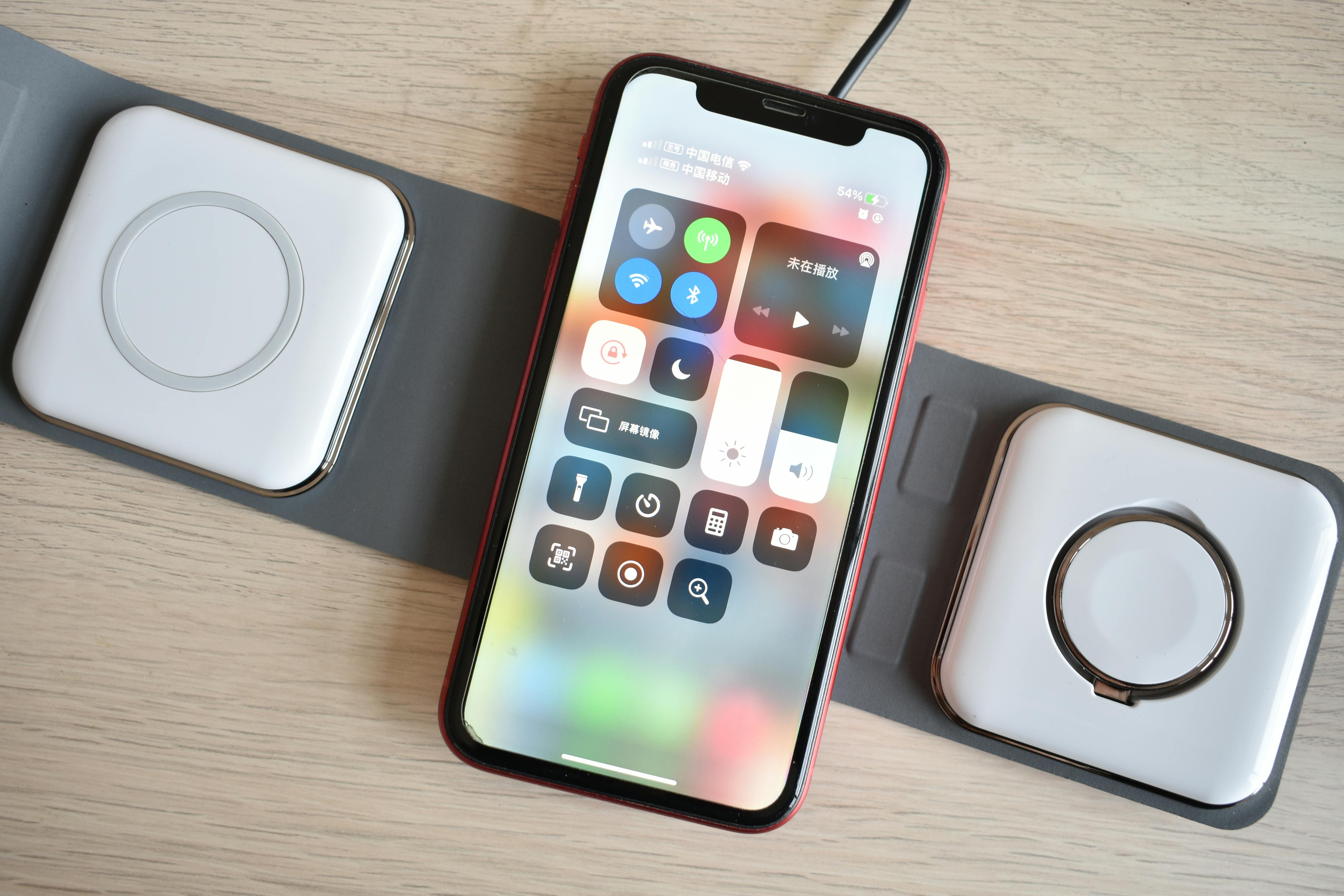 भारी छूट में आज ही खरीदें ये बेहतरीन Wireless Chargers, पाएं बिना तारों के Fast और Stylish Power Up!