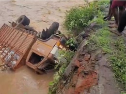बलरामपुर में बारिश से हाहाकार, गागर नदी उफान पर ! तेज बहाव में अनियंत्रित होकर पुल से गिरा ट्रक बलरामपुर में बारिश से हाहाकार, गागर नदी उफान पर ! तेज बहाव में अनियंत्रित होकर पुल से गिरा ट्रक