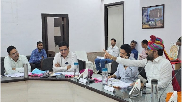 Rajasthan Politics: सांसद के घर का बिजली कनेक्शन काटने वाले अधिकारी की लग गई क्लास, बेनीवाल से कहा- '1 साल की नौकरी और बची है' Rajasthan Politics: सांसद के घर का बिजली कनेक्शन काटने वाले अधिकारी की लग गई क्लास, बेनीवाल से कहा- '1 साल की नौकरी और बची है'
