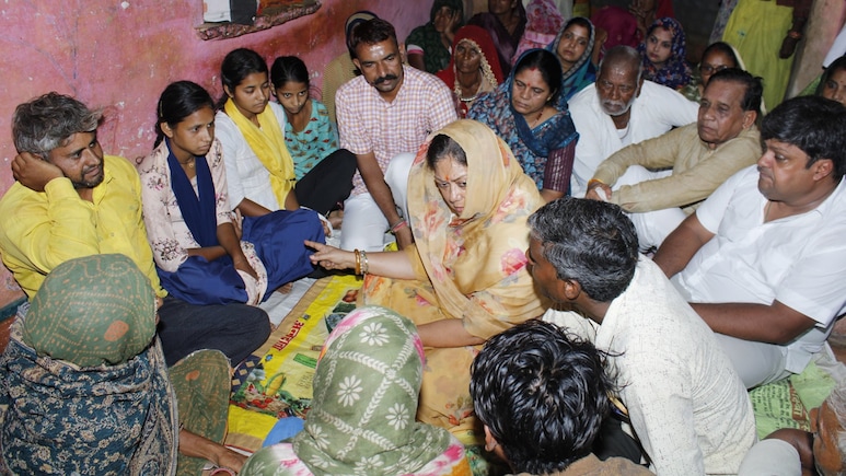मैं भी एक मां हूं... झालावाड़ हादसा मां-बाप और बच्चों के सपनों का अंत, वसुंधरा राजे हुईं भावुक मैं भी एक मां हूं... झालावाड़ हादसा मां-बाप और बच्चों के सपनों का अंत, वसुंधरा राजे हुईं भावुक