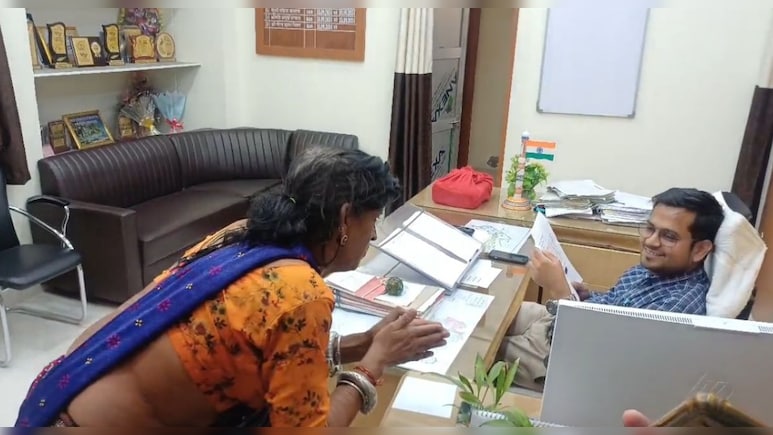 Video: 2 लाख रुपये लेकर SDM के पास क्यों पहुंची किन्रर, बोली- PM और CM तक पहुंचा दें फरियाद