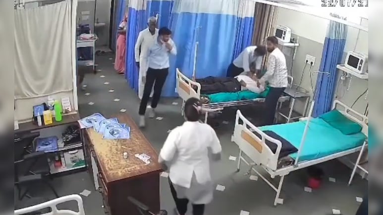 अस्पताल में बैठे युवक को आया हार्ट अटैक, 12 बार इलेक्ट्रिक शॉक के साथ CPR देकर ऐसे बचाई गई जान अस्पताल में बैठे युवक को आया हार्ट अटैक, 12 बार इलेक्ट्रिक शॉक के साथ CPR देकर ऐसे बचाई गई जान