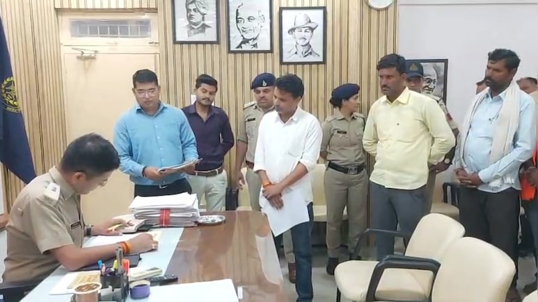 गजब MP पुलिस! 8-10 पहले मर चुके दो लोगों पर हुई FIR, पूरा मामला जान उड़ जाएंगे होश गजब MP पुलिस! 8-10 पहले मर चुके दो लोगों पर हुई FIR, पूरा मामला जान उड़ जाएंगे होश