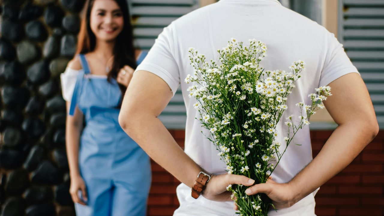 Bouquets & Budget Smiles: celebrating Girlfriends Day with surprises that can make her feel loved.