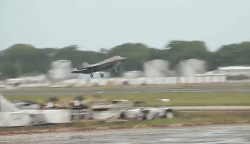 ब्रिटेन के फाइटर जेट F-35B ने केरल से भरी उड़ान, इमरजेंसी लैंडिंग के 5 हफ्ते बाद हुई 'घरवापसी'