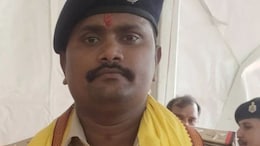 Police Crime:  पोलिसाचा माज, रिक्षाचालकाला जात विचारली, थुंकी चाटायला लावली!