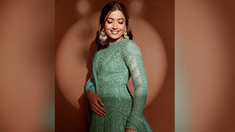 Hariyali Teej पर इन खूबसूरत Green Kurta Sets के साथ अपने Look में लगाएं चार चांद, Price है बेहद कम Hariyali Teej पर इन खूबसूरत Green Kurta Sets के साथ अपने Look में लगाएं चार चांद, Price है बेहद कम
