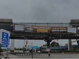 हिंदी विरोध के बीच महाराष्ट्र में छिड़ा पोस्टर, बैनर वॉर, अब ठाकरे गुट पर साधा निशाना हिंदी विरोध के बीच महाराष्ट्र में छिड़ा पोस्टर, बैनर वॉर, अब ठाकरे गुट पर साधा निशाना