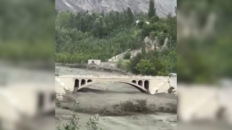 बारिश के बाद हुए भूस्खलनों के कारण पीओके के गिलगित-बाल्टिस्तान में हजारों लोग फंसे