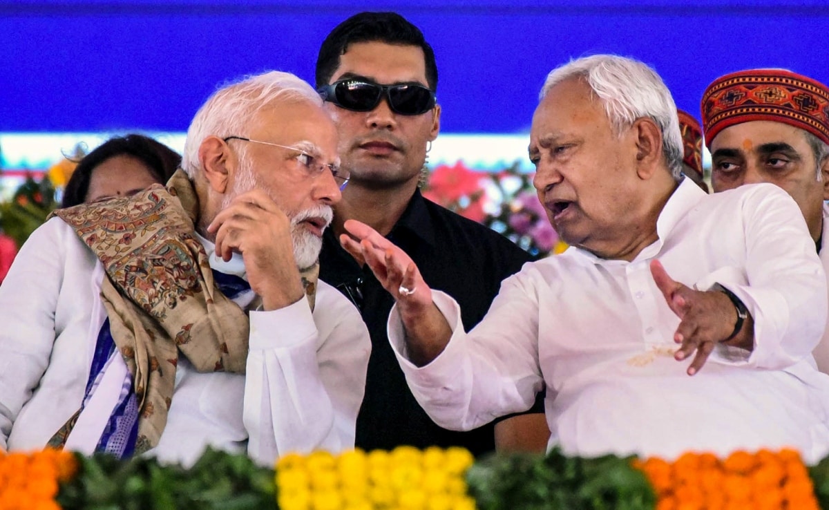 बिहार में एक कार्यक्रम में पीएम नरेंद्र मोदी के साथ मंच साझा करते मुख्यमंत्री नीतीश कुमार. बिहार में एक कार्यक्रम में पीएम नरेंद्र मोदी के साथ मंच साझा करते मुख्यमंत्री नीतीश कुमार.