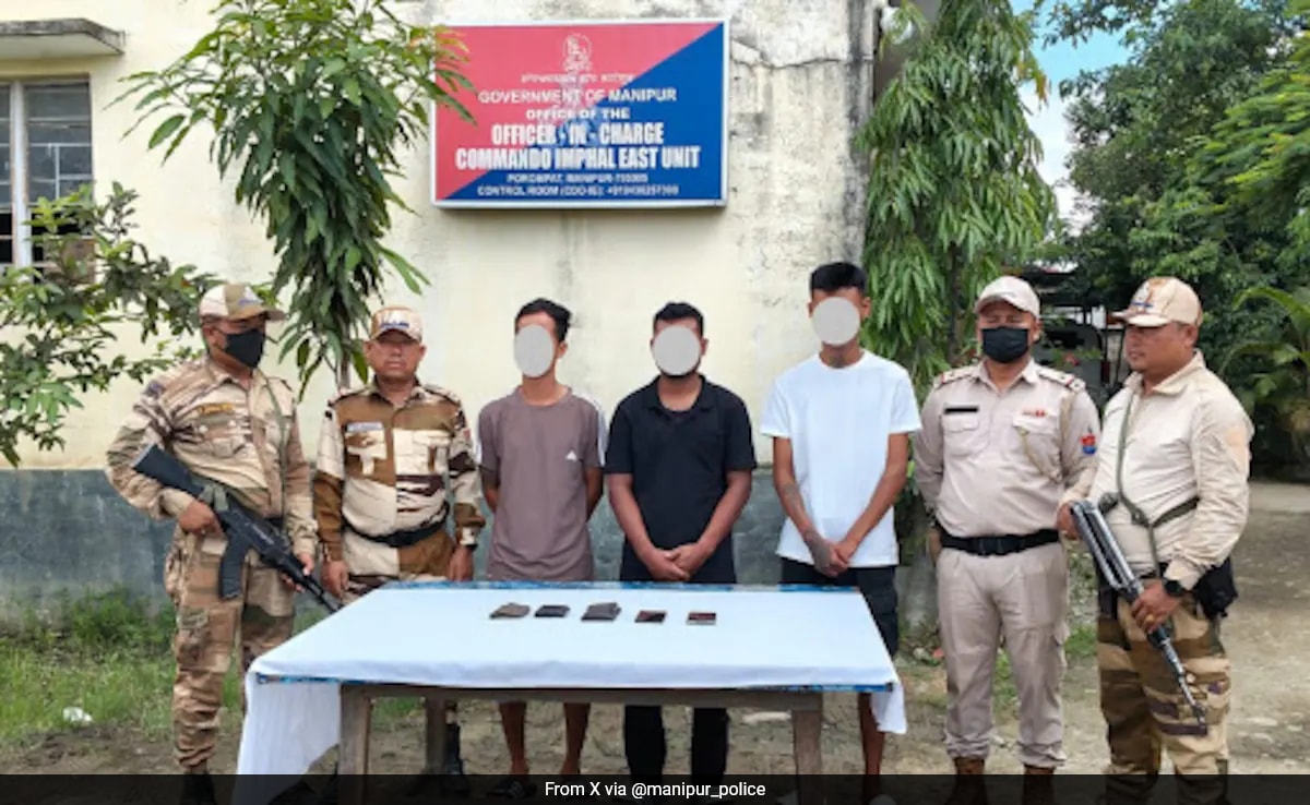 imphal Полицията в Манипур арестува три активни кадри от забранено