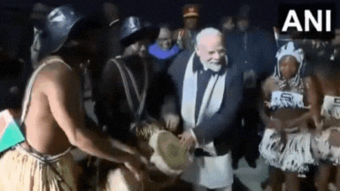 जब खुद ढोल बजाने लगे PM मोदी... नामीबिया पहुंचे भारत के प्रधानमंत्री का पारंपरिक डांस से स्वागत जब खुद ढोल बजाने लगे PM मोदी... नामीबिया पहुंचे भारत के प्रधानमंत्री का पारंपरिक डांस से स्वागत