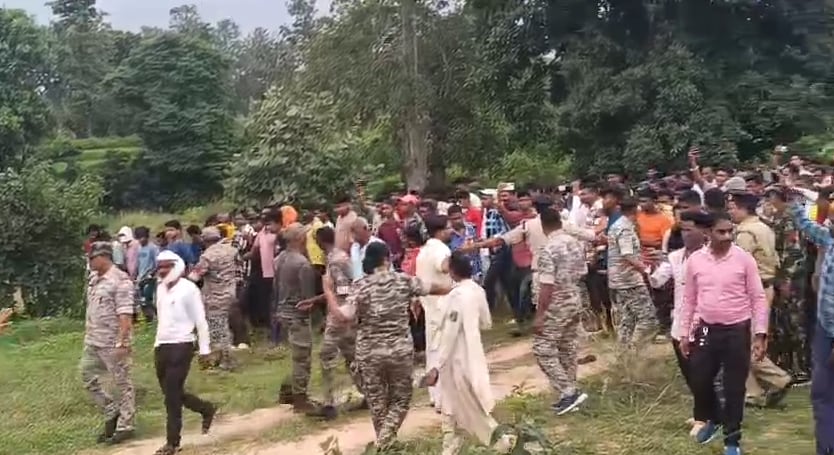 शव निकालने की मांग को लेकर उमड़े ग्रामीण शव निकालने की मांग को लेकर उमड़े ग्रामीण
