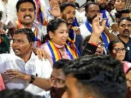 Pune News: स्वातंत्र्यवीर सावरकरांच्या नाटकाला पुण्यात विरोध, गोंधळ घालत बंद पाडला प्रयोग Pune News: स्वातंत्र्यवीर सावरकरांच्या नाटकाला पुण्यात विरोध, गोंधळ घालत बंद पाडला प्रयोग