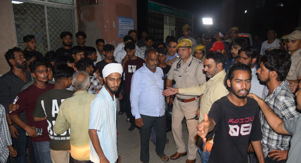 युवक की हत्या के बाद थाने में भीड़ इकट्ठा हो गई. युवक की हत्या के बाद थाने में भीड़ इकट्ठा हो गई.