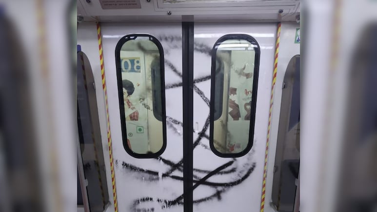 Video: Passenger Paints X On Door Of Moving Metro In Kolkata Video: Passenger Paints X On Door Of Moving Metro In Kolkata