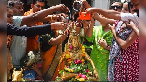 शिवरात्रि पर कैसे करें महादेव की पूजा, जानें चार प्रहर की पूजा विधि, मंत्र और महत्व सिर्फ एक क्लिक में