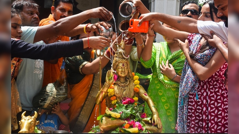 शिवरात्रि पर कैसे करें महादेव की पूजा, जानें चार प्रहर की पूजा विधि, मंत्र और महत्व सिर्फ एक क्लिक में