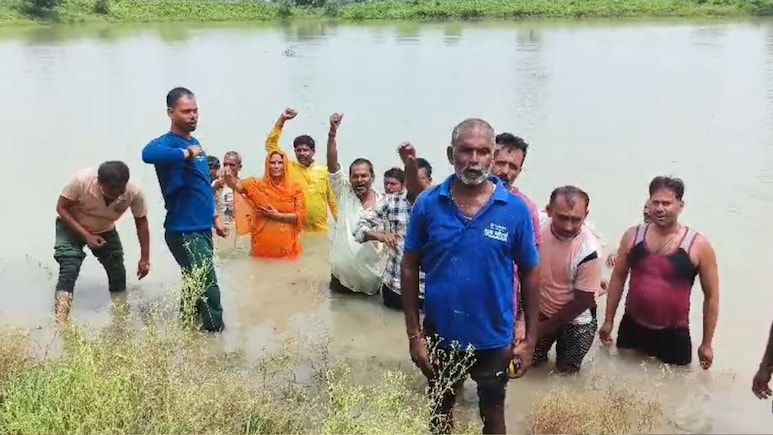 Satna: अमिलिया गांव में पांच दिनों से छाया है अंधेरा, बिजली संकट से जूझ रहे ग्रामीणों ने किया जलसत्याग्रह Satna: अमिलिया गांव में पांच दिनों से छाया है अंधेरा, बिजली संकट से जूझ रहे ग्रामीणों ने किया जलसत्याग्रह