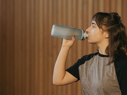 दिन में बार-बार पानी की बोतल भरना किस बीमारी का शुरुआती संकेत? कहीं आप तो नहीं कर रहे इग्नोर