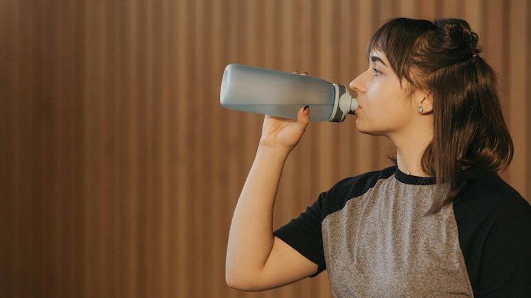 दिन में बार-बार पानी की बोतल भरना किस बीमारी का शुरुआती संकेत? कहीं आप तो नहीं कर रहे इग्नोर