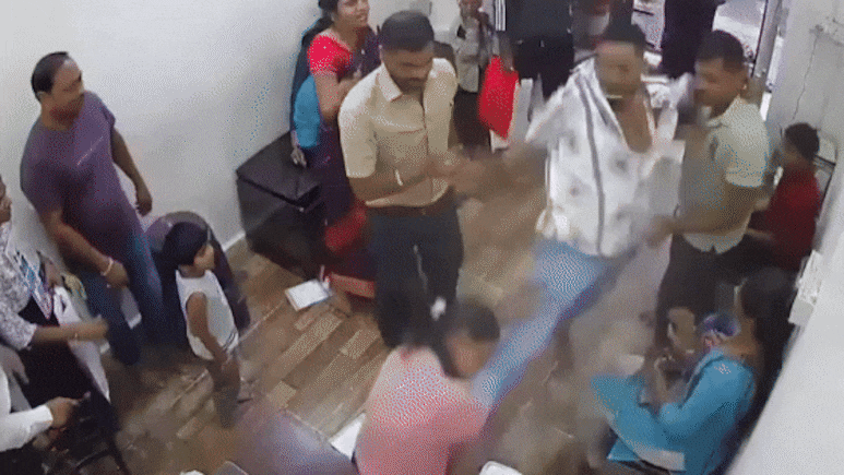 ठाणे के क्लिनिक में हैवान की तरह लड़की को पीटने वाले का हुआ 'इलाज' ठाणे के क्लिनिक में हैवान की तरह लड़की को पीटने वाले का हुआ 'इलाज'