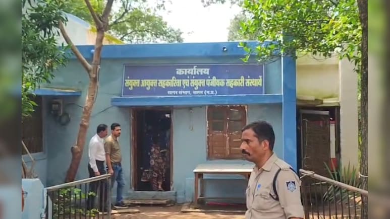 एक लाख के बदले नौकरी... 50 हजार की रिश्वत लेते रंगेहाथ पकड़ा गया सहकारिता विभाग का संयुक्त पंजीयक एक लाख के बदले नौकरी... 50 हजार की रिश्वत लेते रंगेहाथ पकड़ा गया सहकारिता विभाग का संयुक्त पंजीयक