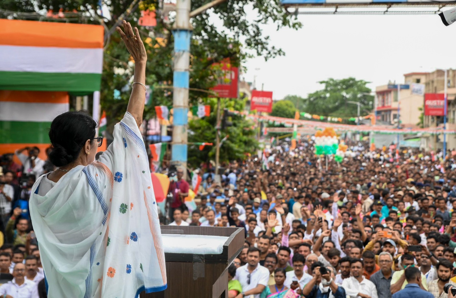 महाराष्ट्र, यूपी, राजस्थान में रहने की जरूरत नहीं, लौट आओ... ममता बंगालियों से क्यों कर रही यह पुकार?
