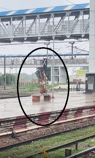 ट्रेन का इंतज़ार कर रहे थे लोग, तभी बारिश में रेलवे प्लेटफॉर्म पर हेडस्टैंड करने लगा बुजुर्ग