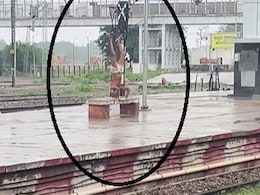 ट्रेन का इंतज़ार कर रहे थे लोग, तभी बारिश में रेलवे प्लेटफॉर्म पर हेडस्टैंड करने लगा बुजुर्ग ट्रेन का इंतज़ार कर रहे थे लोग, तभी बारिश में रेलवे प्लेटफॉर्म पर हेडस्टैंड करने लगा बुजुर्ग