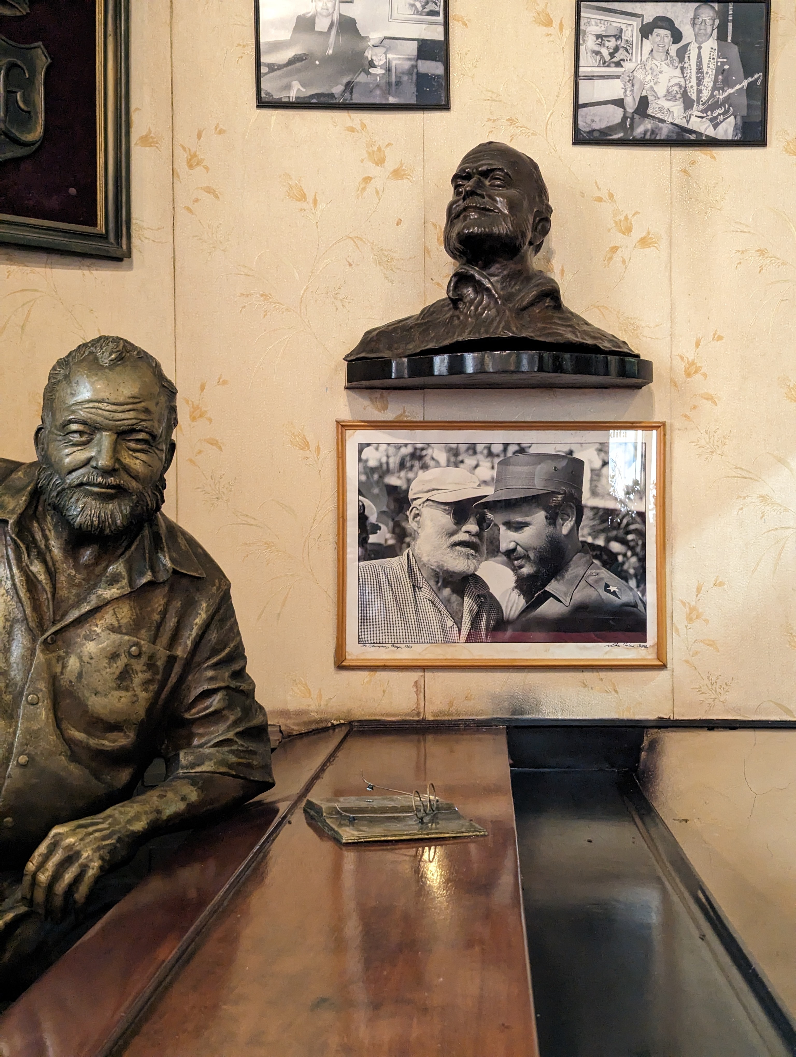 The photo of Ernest Hemingway (L) and Fidel Castro. Photo: Author The photo of Ernest Hemingway (L) and Fidel Castro. Photo: Author